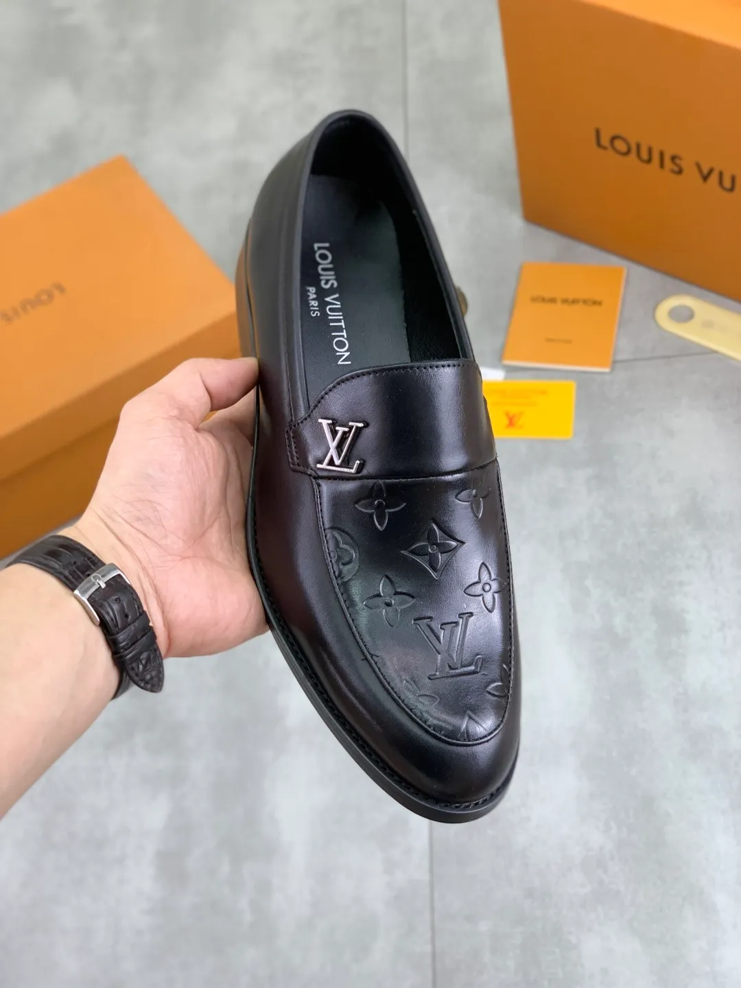 Men's Men's Shoes 💰P420 [New Style] 💰Yangli💎💎💎[Louis Vuitton] LV high-end men's formal business leather shoes, original order 1:1! Original imported calfskin, original metal buckle, imported sheepskin lining for feet, original outsole, men's shoe size: 39-45 (38.46 customized) black optional